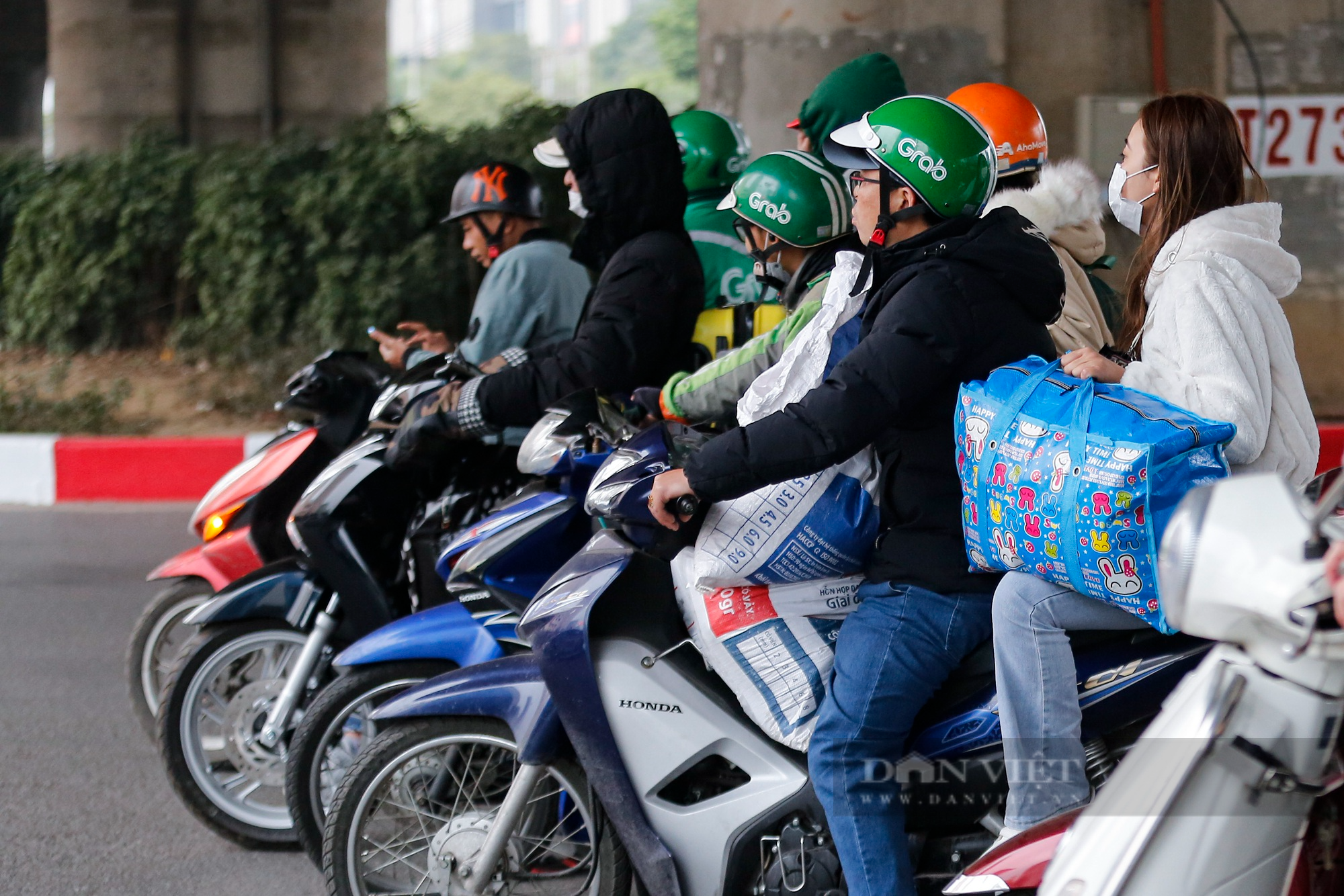 Giao thông cửa ngõ hướng vào trung tâm Hà Nội bắt đầu &quot;nóng&quot;, người dân méo mặt khi đặt xe ôm công nghệ - Ảnh 12.