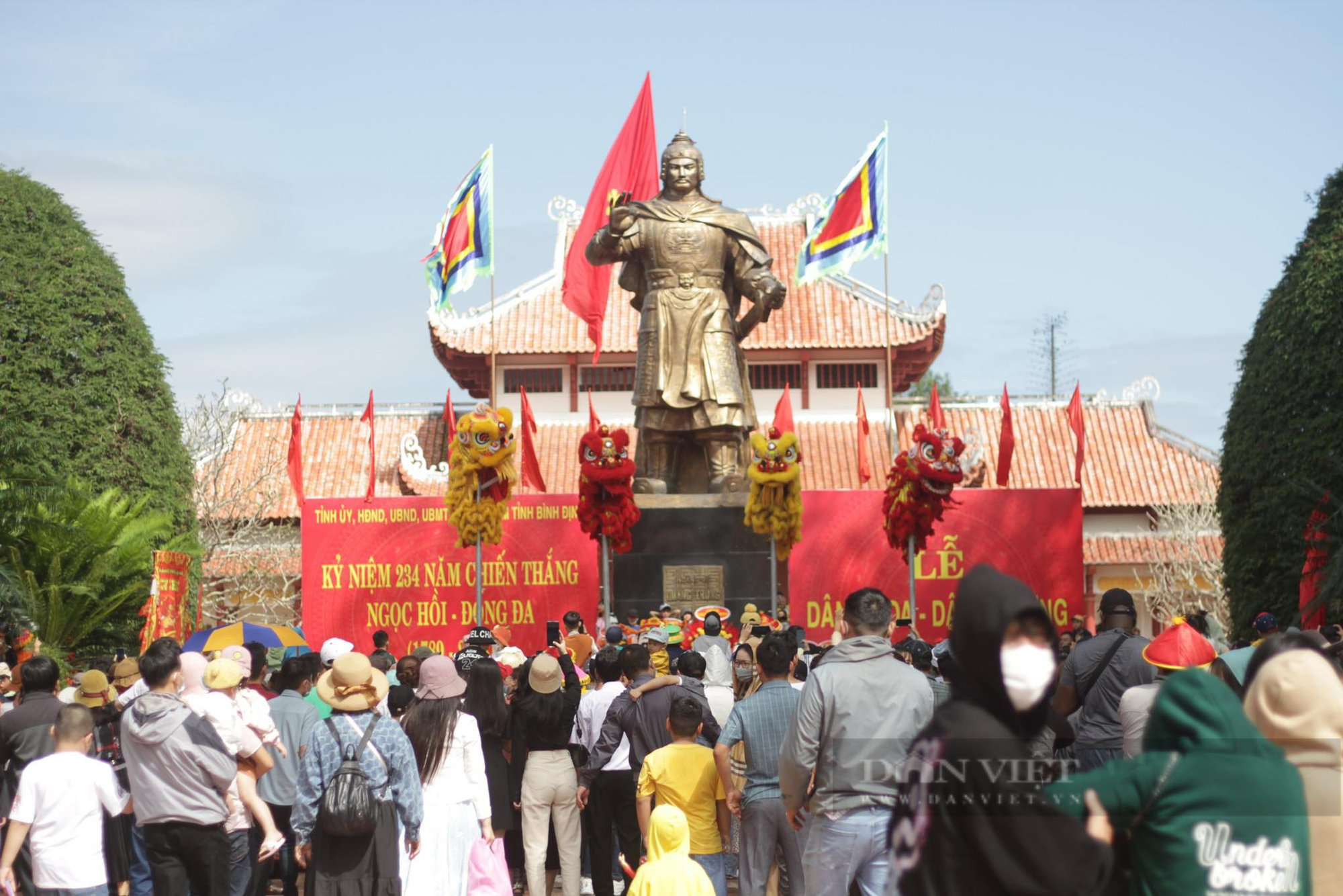 Người &quot;chật như nêm&quot; kéo về bảo tàng Quang Trung &quot;trẩy hội&quot;, uống nước giếng cổ nhà Tây Sơn - Ảnh 4.