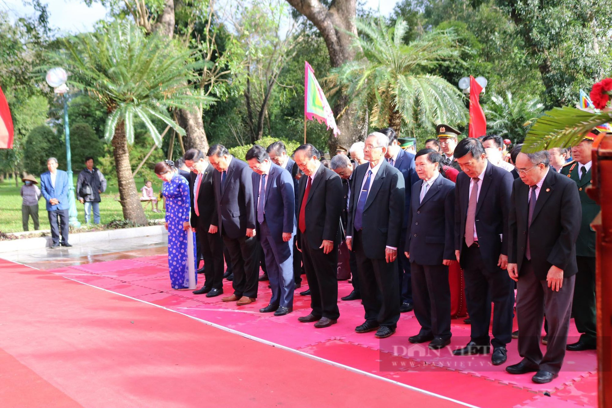 Người &quot;chật như nêm&quot; kéo về bảo tàng Quang Trung &quot;trẩy hội&quot;, uống nước giếng cổ nhà Tây Sơn - Ảnh 7.