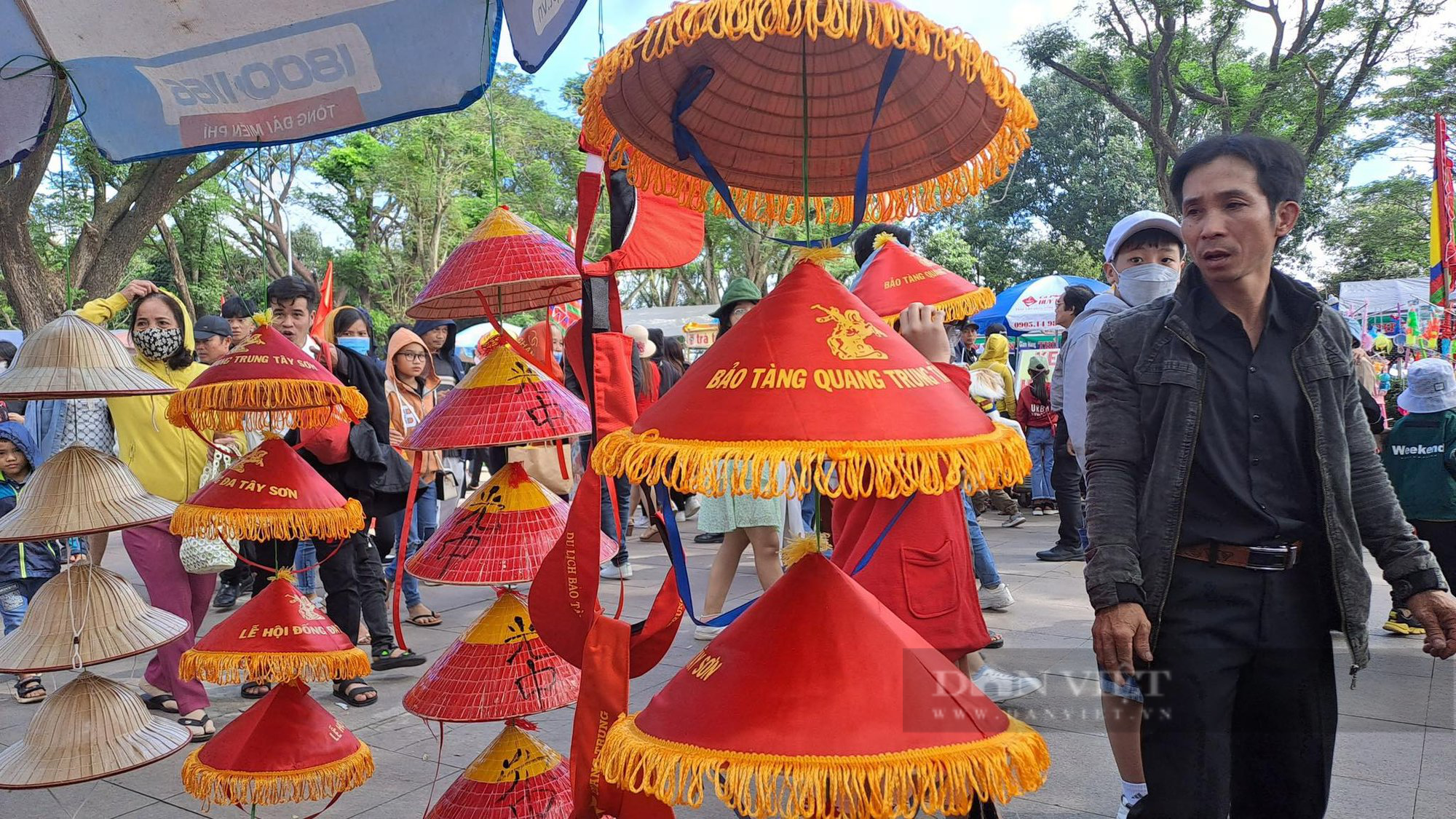 Người &quot;chật như nêm&quot; kéo về bảo tàng Quang Trung &quot;trẩy hội&quot;, uống nước giếng cổ nhà Tây Sơn - Ảnh 10.