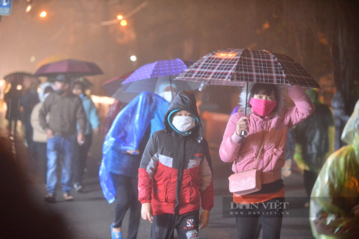 Hàng nghìn người trắng đêm đội mưa rét đi lễ chùa Hương ngày khai hội - Ảnh 1.