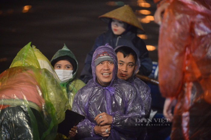 Hàng nghìn người trắng đêm đội mưa rét đi lễ chùa Hương ngày khai hội - Ảnh 7.