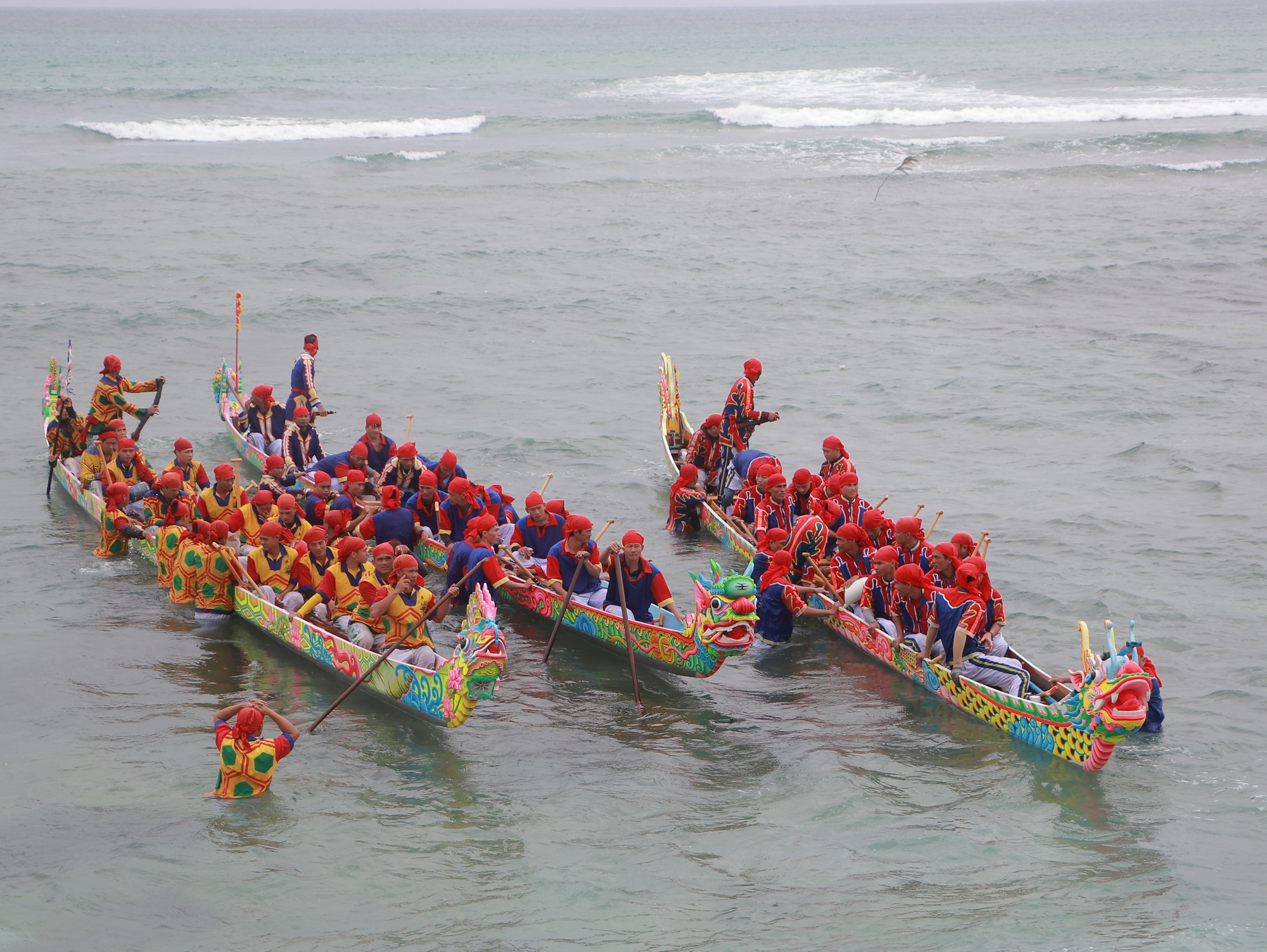 Vẻ đẹp Lễ hội đua thuyền trăm năm tuổi trên quê hương Hải Đội Hoàng Sa - Ảnh 1.