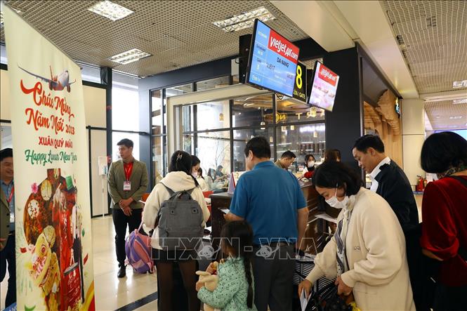 Ngày cuối cùng kỳ nghỉ Tết, lượng khách tại sân bay Nội Bài, Tân Sơn Nhất tăng cao - Ảnh 1.