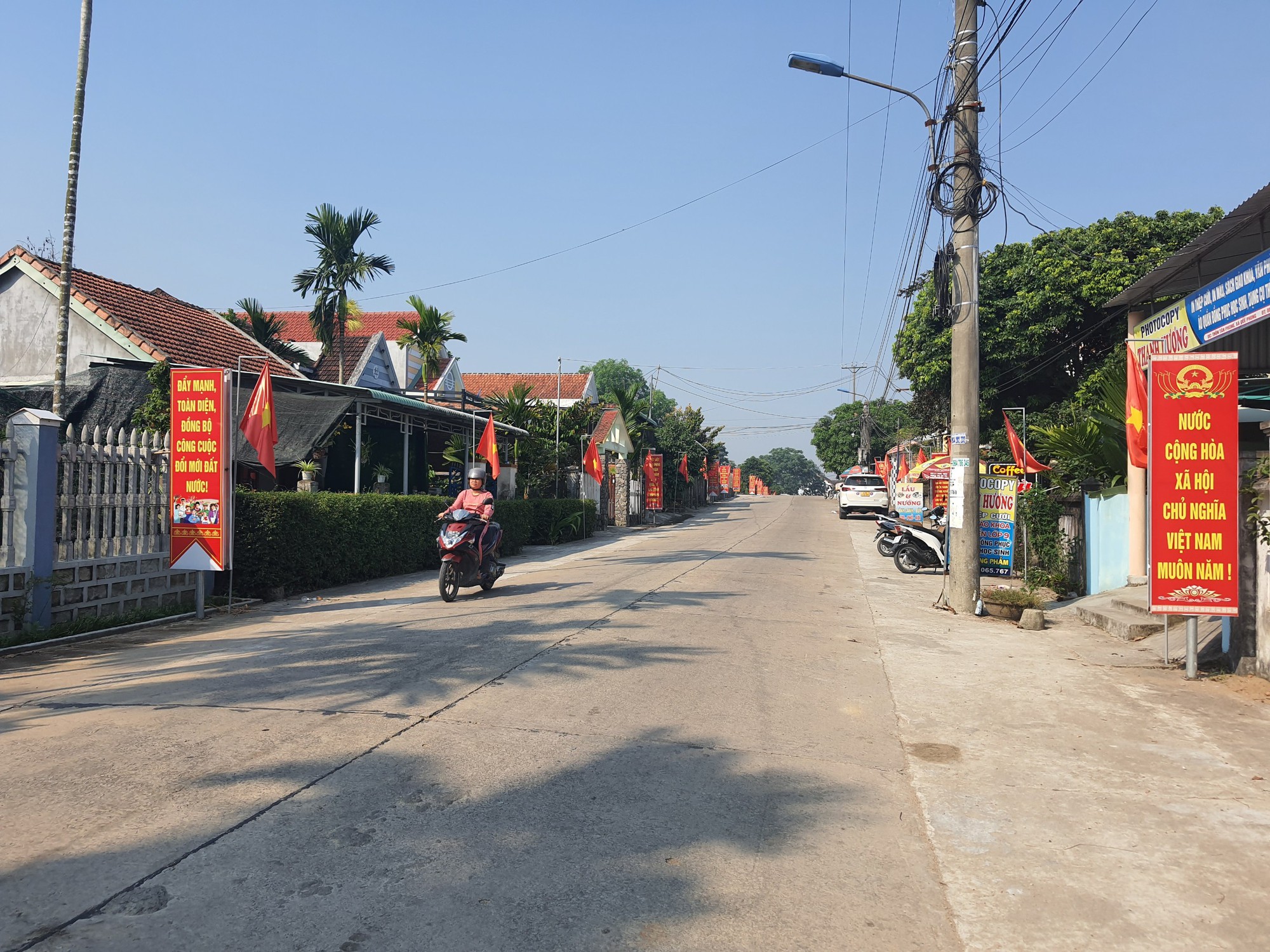 Quảng Nam: Nông dân Quế Sơn làm đẹp cho những con đường quê - Ảnh 2.