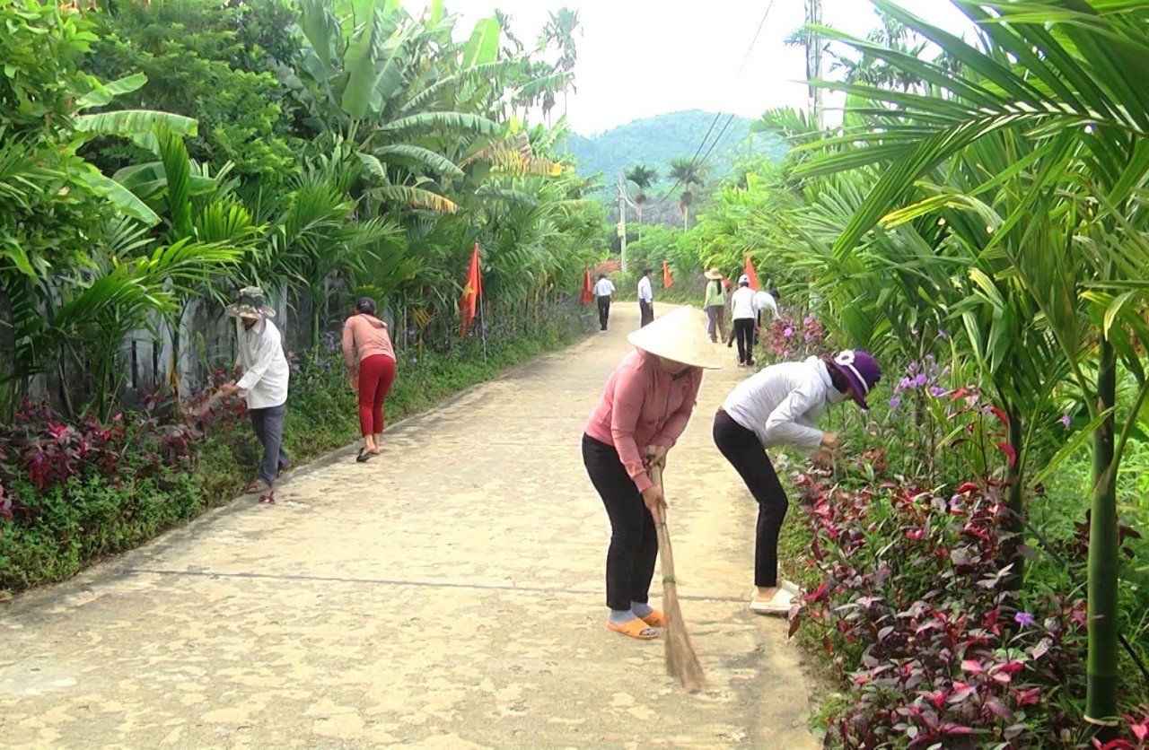 Quảng Nam: Nông dân Quế Sơn làm đẹp cho những con đường quê - Ảnh 1.