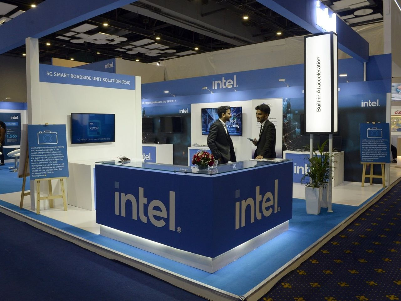 Intel sụt giảm doanh thu đáng thất vọng trong bối cảnh PC yếu. Ảnh: @AFP.