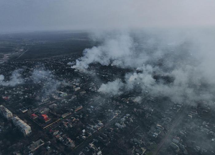 Nóng chiến sự Ukraine: Nga bao vây thành phố chiến lược Bakhmut - Ảnh 1.