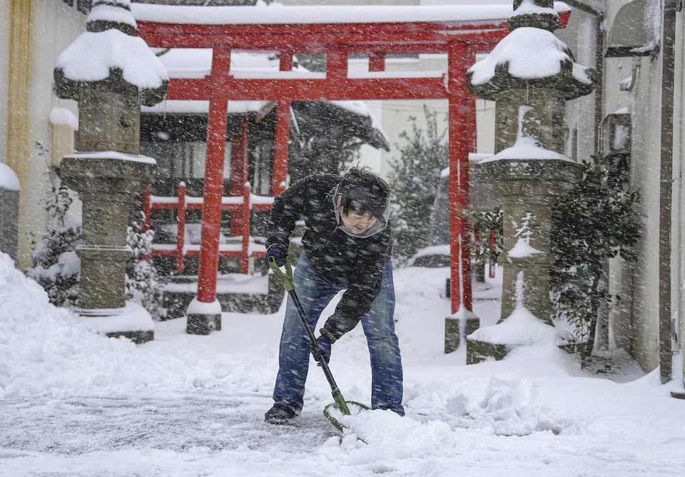 Lạnh giá kỷ lục đẩy Nhật Bản vào hỗn loạn - Ảnh 1.