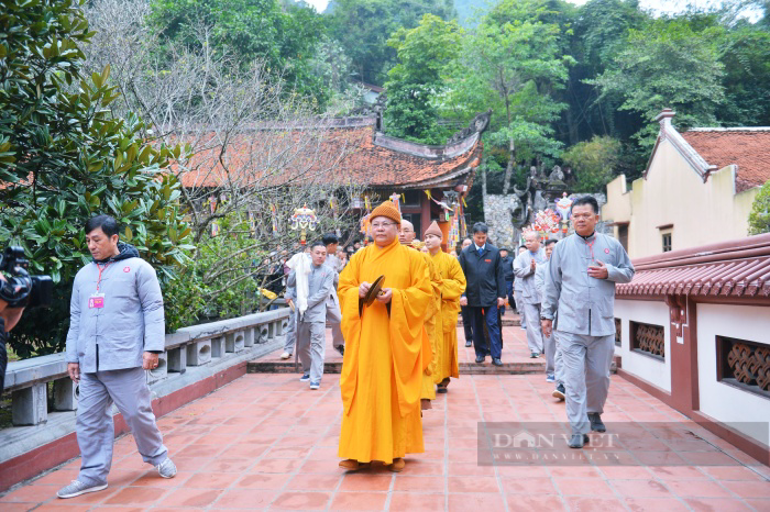 Vạn người đổ về chùa Hương, chen chân ngày khai hội - Ảnh 5.