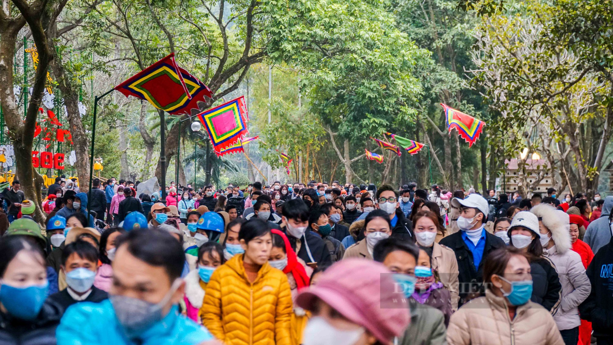 &quot;Nữ tướng&quot; 11 tuổi được bảo vệ nghiêm ngặt tại lễ khai hội đền Gióng - Ảnh 1.