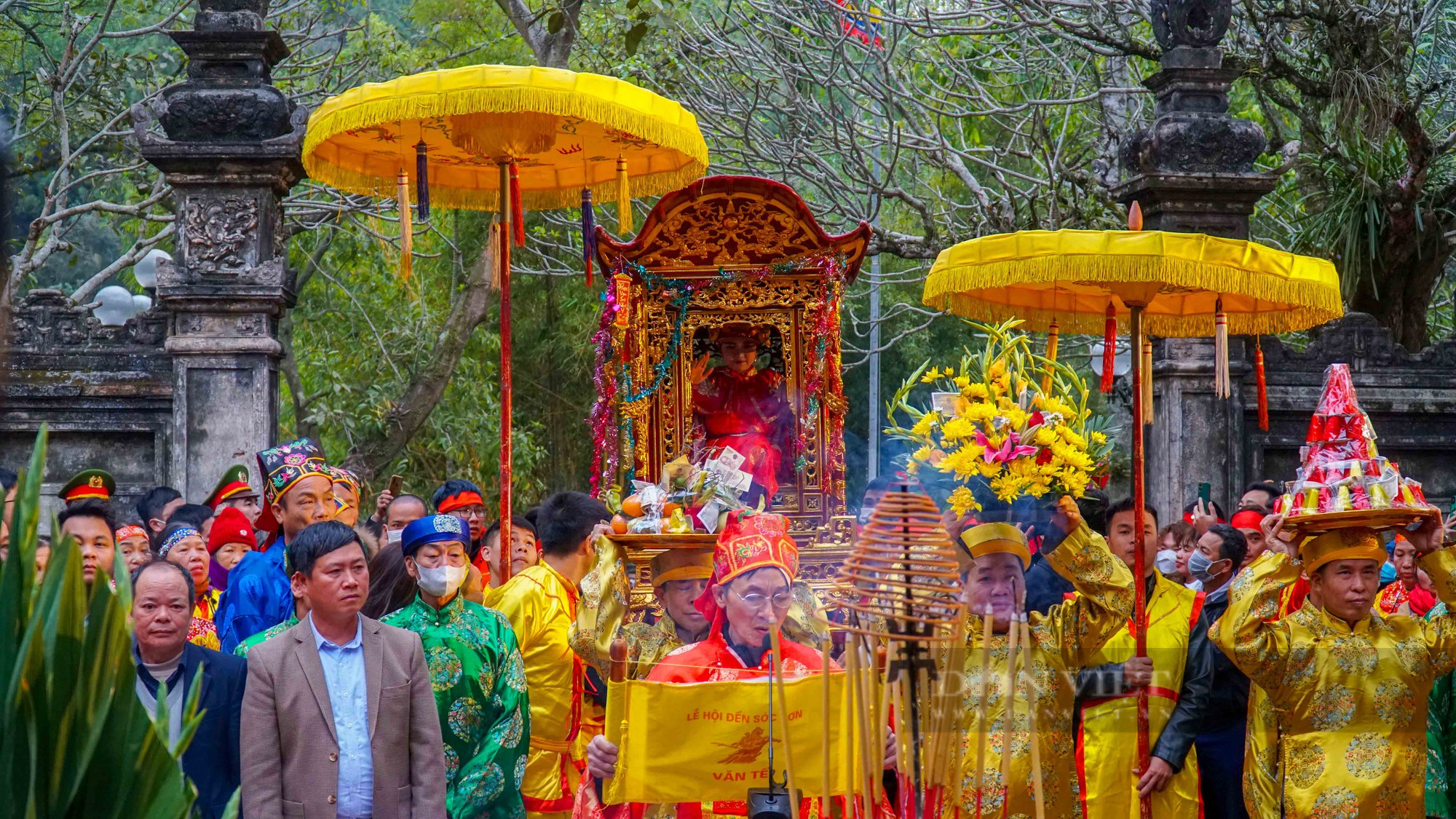 &quot;Nữ tướng&quot; 11 tuổi được bảo vệ nghiêm ngặt tại lễ khai hội đền Gióng - Ảnh 4.