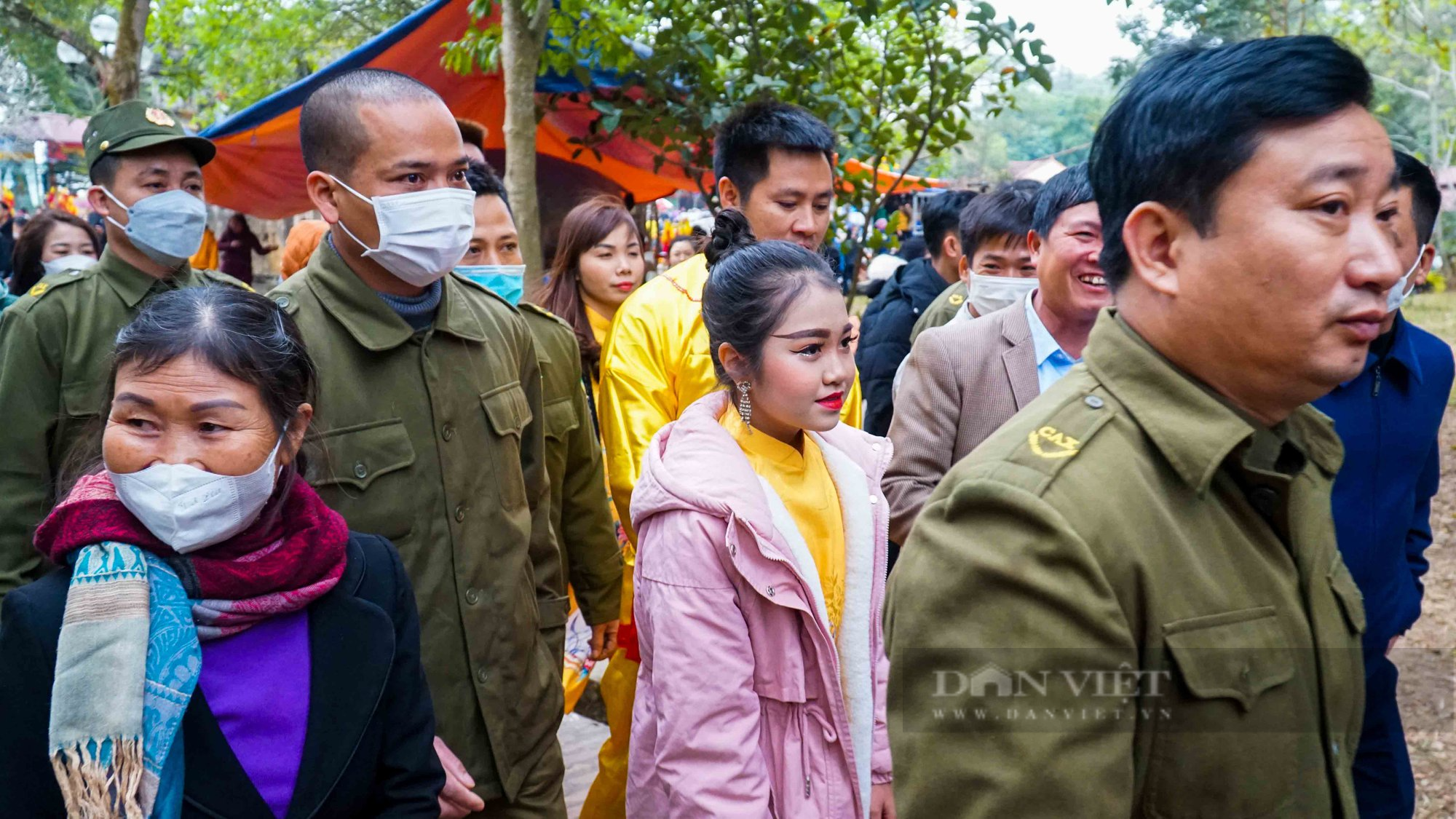 &quot;Nữ tướng&quot; 11 tuổi được bảo vệ nghiêm ngặt tại lễ khai hội đền Gióng - Ảnh 7.