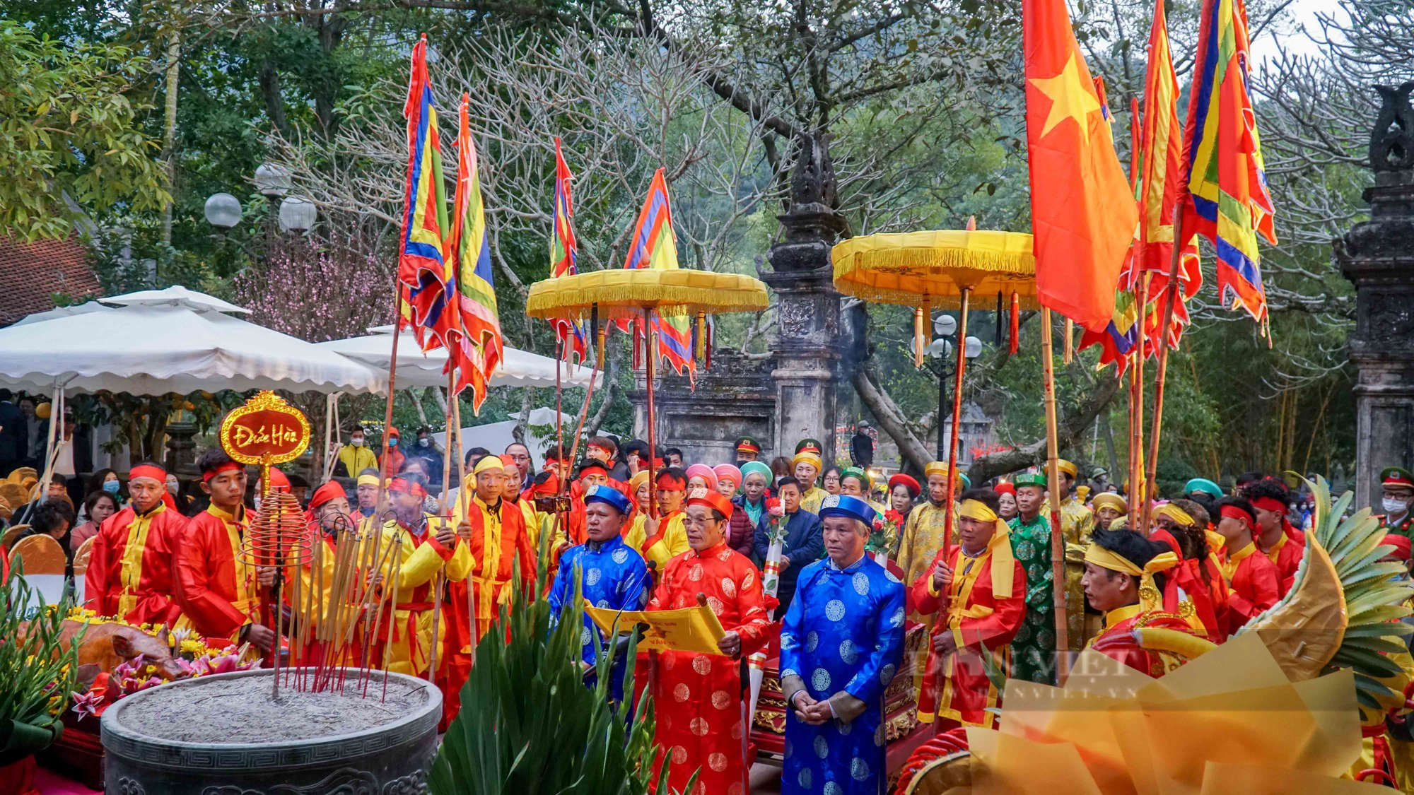 &quot;Nữ tướng&quot; 11 tuổi được bảo vệ nghiêm ngặt tại lễ khai hội đền Gióng - Ảnh 8.