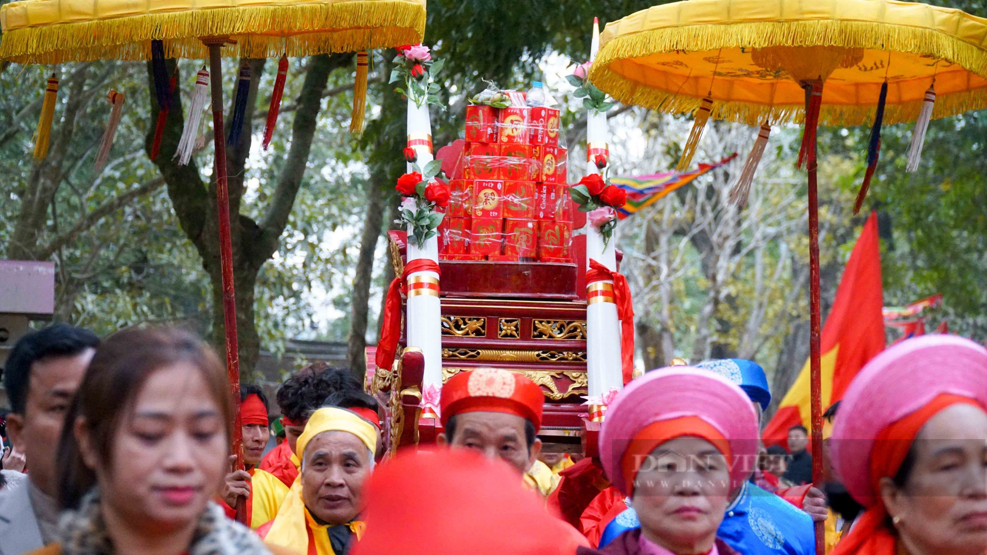 &quot;Nữ tướng&quot; 11 tuổi được bảo vệ nghiêm ngặt tại lễ khai hội đền Gióng - Ảnh 10.