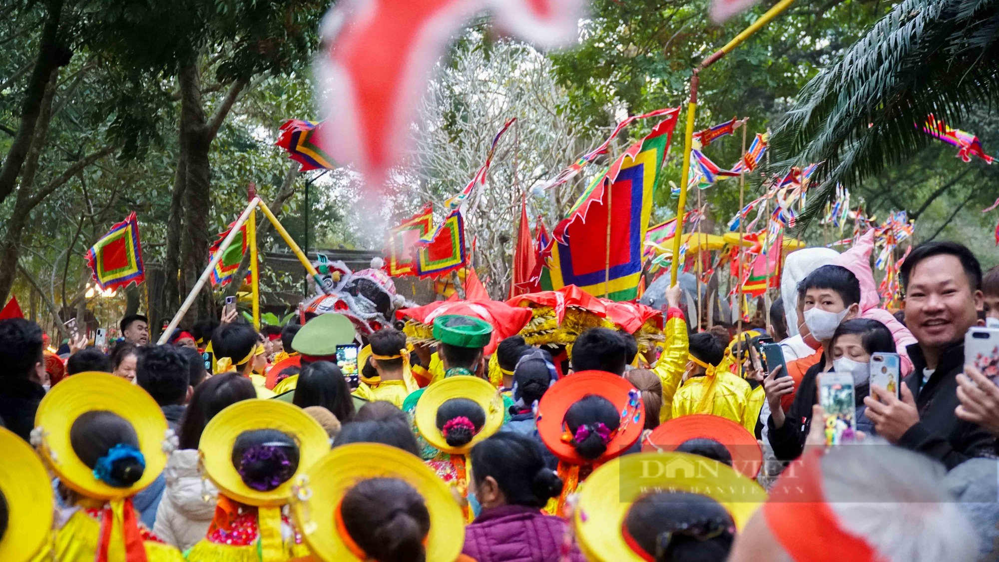 &quot;Nữ tướng&quot; 11 tuổi được bảo vệ nghiêm ngặt tại lễ khai hội đền Gióng - Ảnh 12.