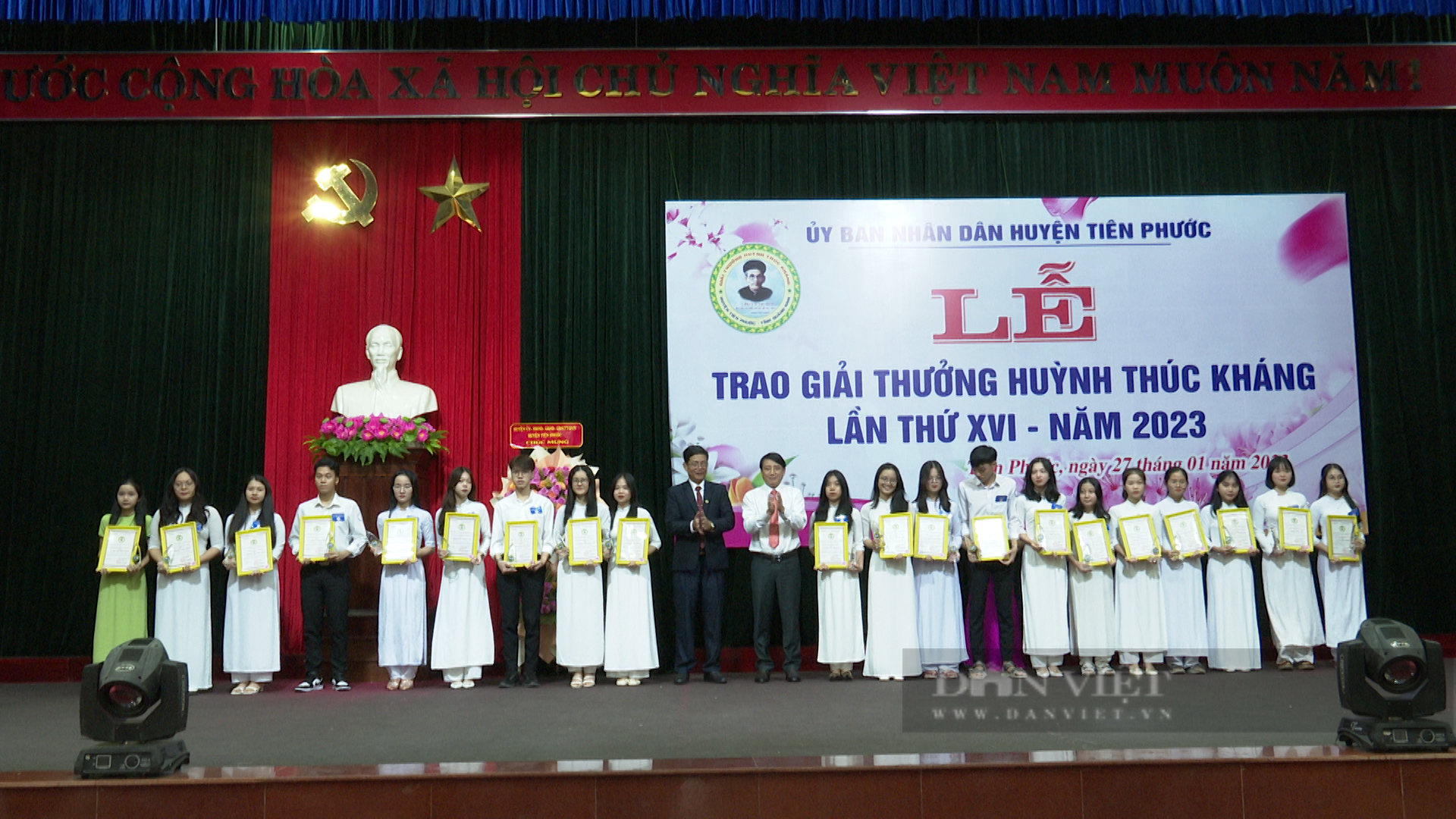 Quảng Nam: Đầu năm mới, 118 cá nhân được vinh danh giải thưởng Huỳnh Thúc Kháng - Ảnh 1.