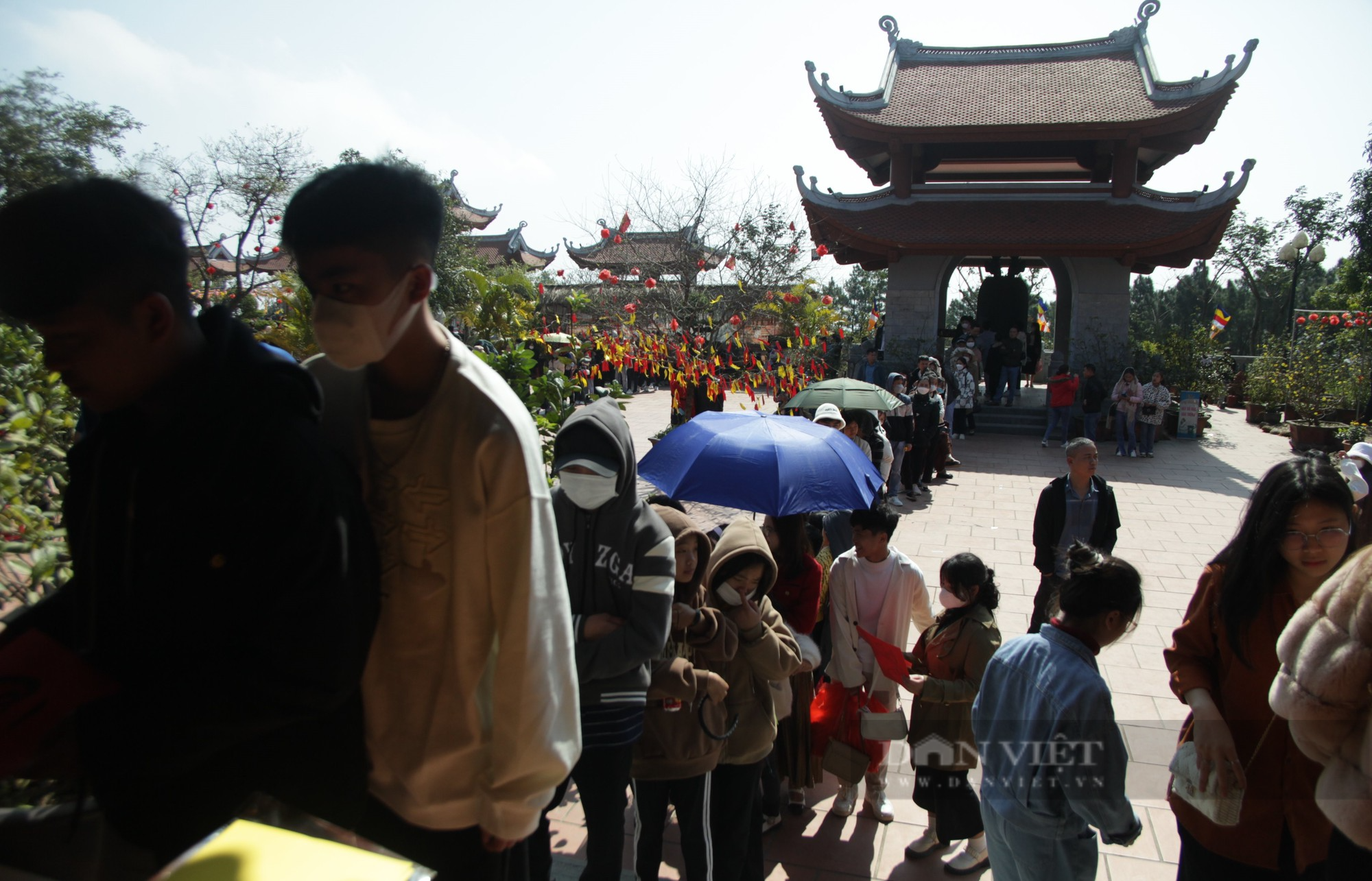 Hàng vạn người chen chân lên ngôi chùa trên đỉnh núi Đại Huệ cầu an, xin chữ những ngày đầu năm mới - Ảnh 2.