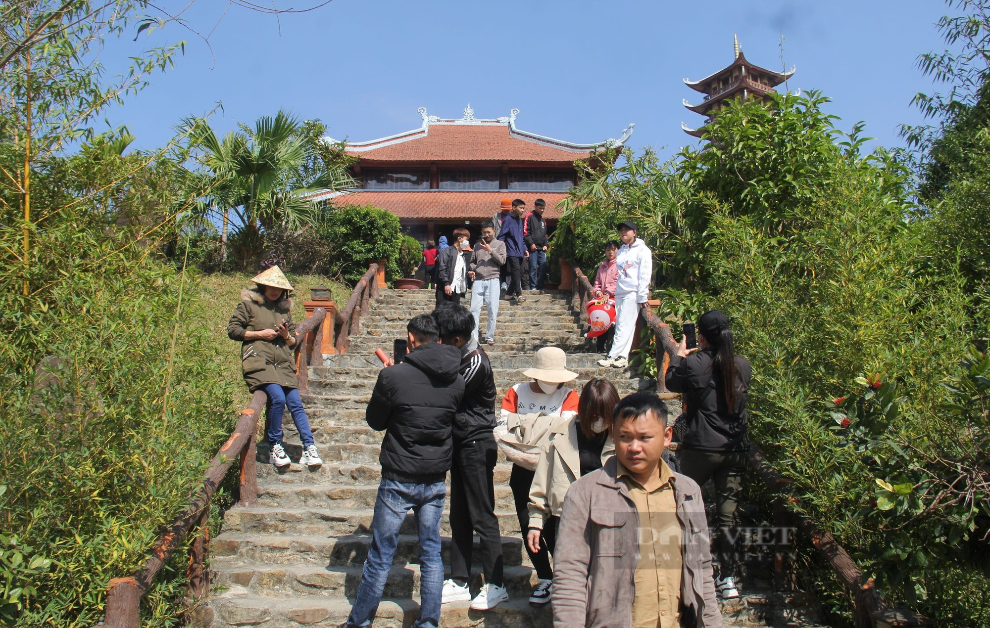 Hàng vạn người chen chân lên ngôi chùa trên đỉnh núi Đại Huệ cầu an, xin chữ những ngày đầu năm mới - Ảnh 5.