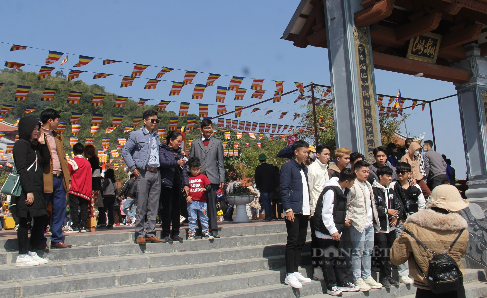 Hàng vạn người chen chân lên ngôi chùa trên đỉnh núi Đại Huệ cầu an, xin chữ những ngày đầu năm mới - Ảnh 6.