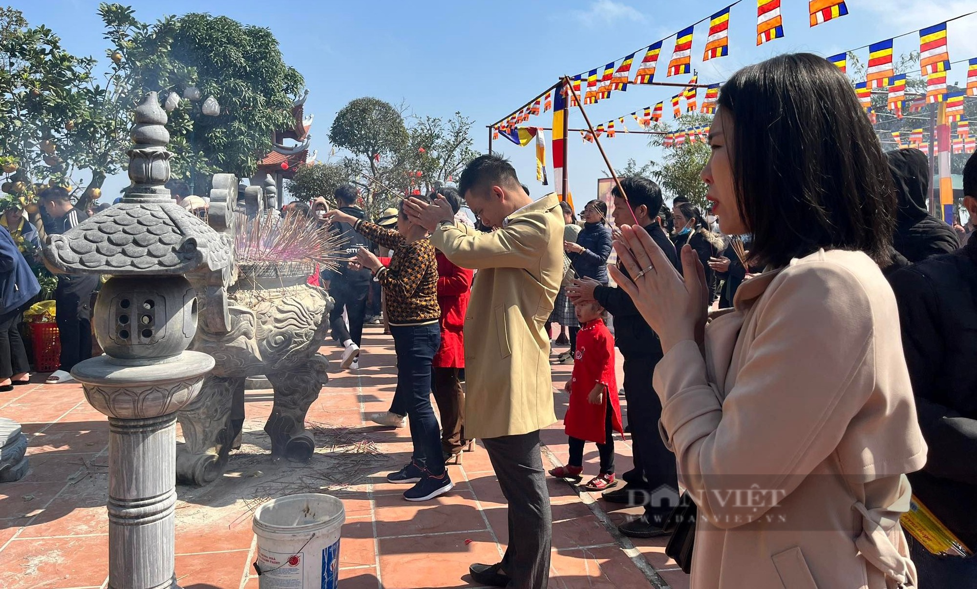 Hàng vạn người chen chân lên ngôi chùa trên đỉnh núi Đại Huệ cầu an, xin chữ những ngày đầu năm mới - Ảnh 10.