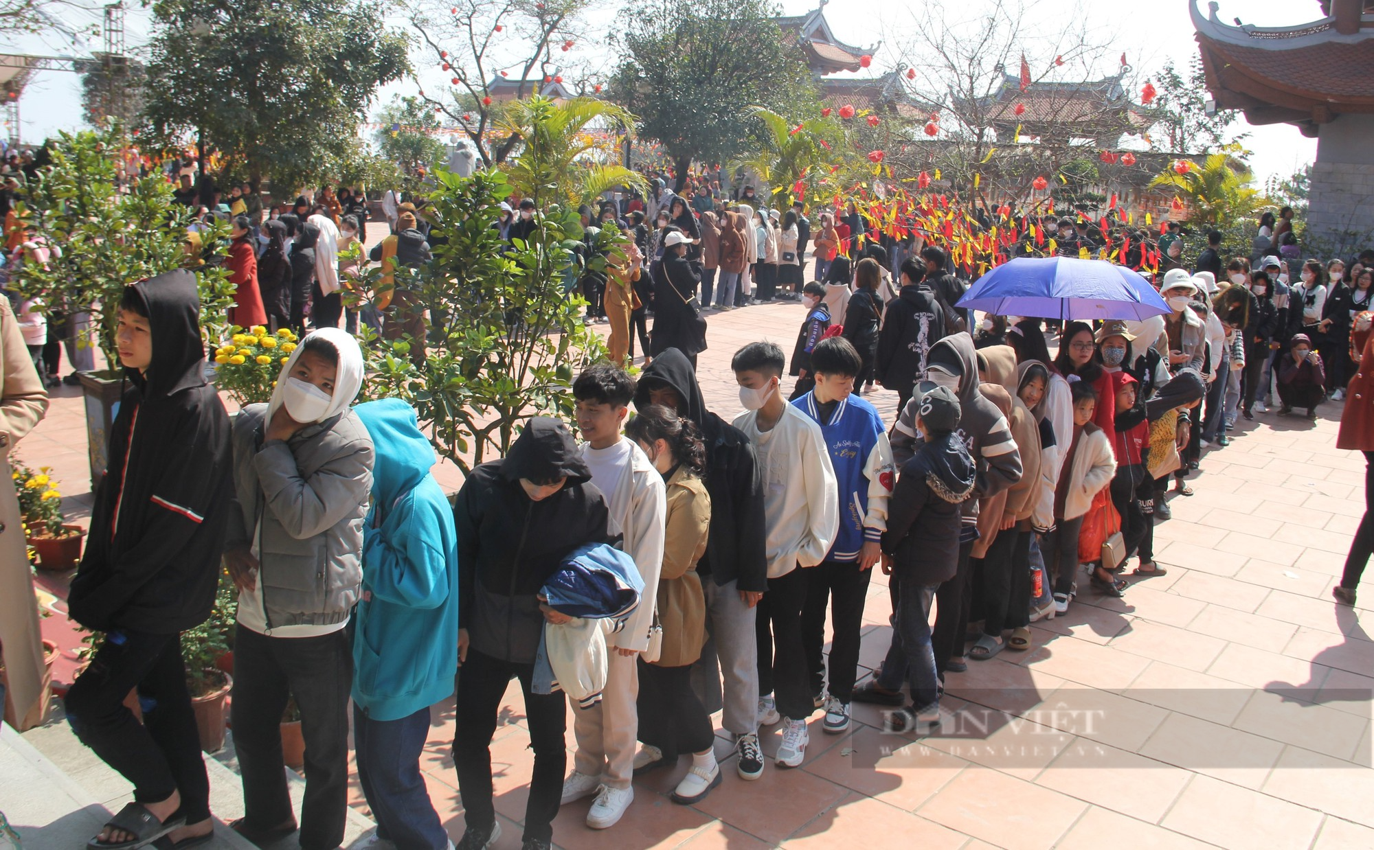 Hàng vạn người chen chân lên ngôi chùa trên đỉnh núi Đại Huệ cầu an, xin chữ những ngày đầu năm mới - Ảnh 11.