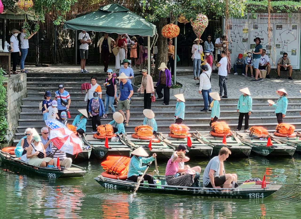 Ninh Bình: Thông tin du khách mắc kẹt ở Tràng An đến 12 giờ đêm là sai sự thật - Ảnh 1.