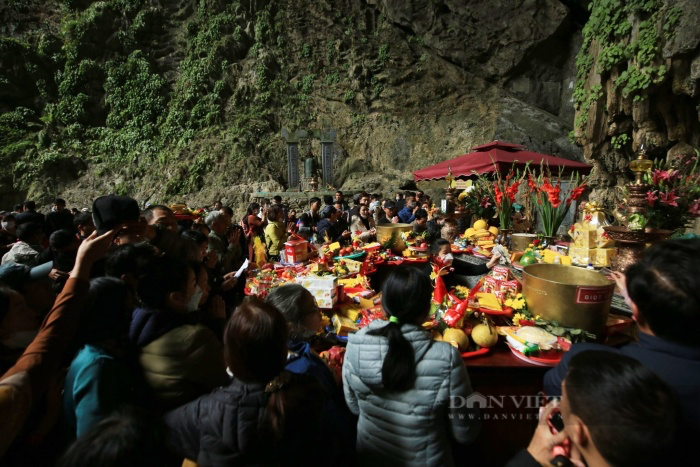 Du khách đua nhau hứng &quot;dòng sữa mẹ&quot;, xoa tiền hũ gạo lấy may ngày khai hội chùa Hương - Ảnh 3.