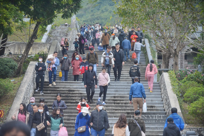 Hàng vạn khách đổ về chùa Tam Chúc, “vật vã” chờ hàng tiếng để vãn cảnh đầu năm - Ảnh 11.