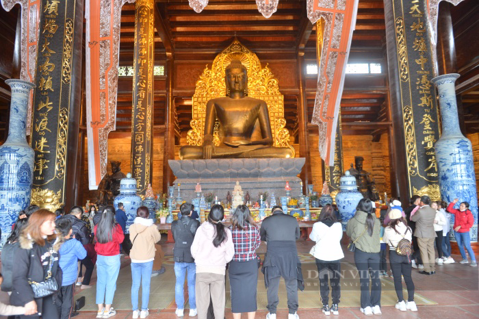 Hàng vạn khách đổ về chùa Tam Chúc, “vật vã” chờ hàng tiếng để vãn cảnh đầu năm - Ảnh 13.
