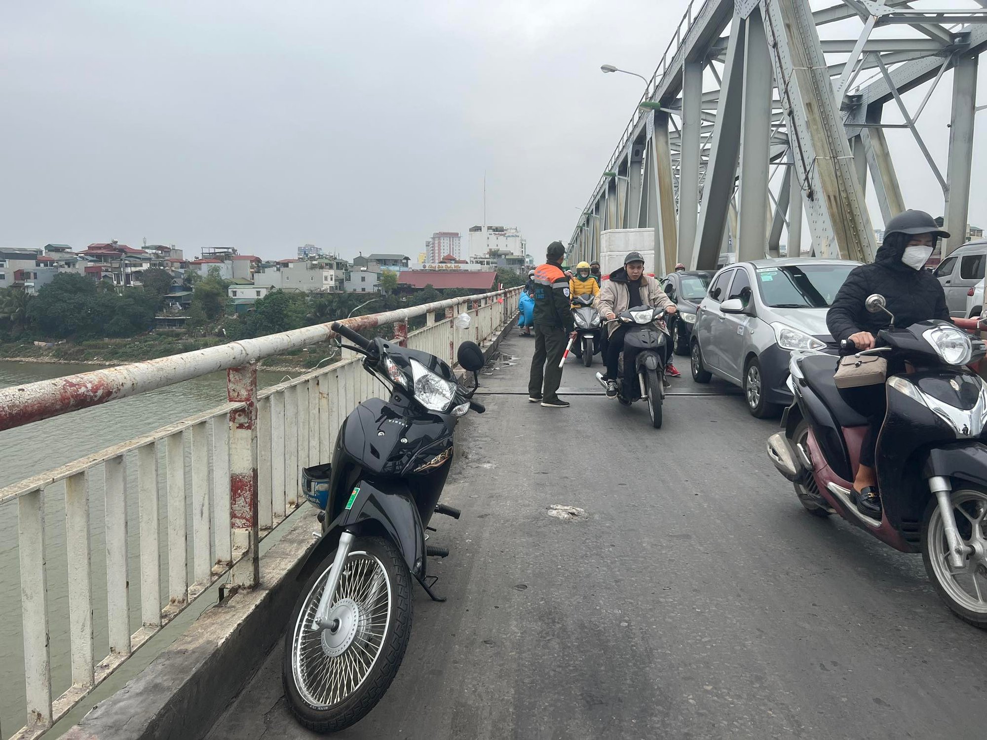 Chia tay bạn gái, nam sinh lớp 9 ở Hà Nội nhảy cầu Chương Dương - Ảnh 1.