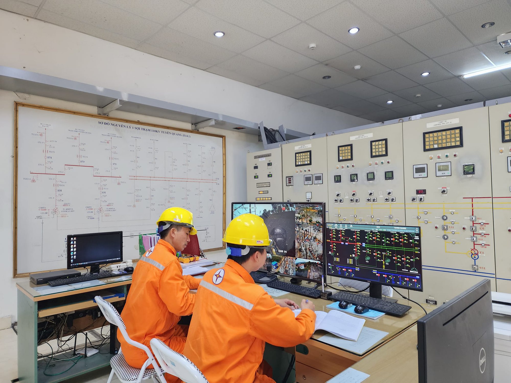 EVN đã đảm bảo cung cấp điện an toàn, ổn định trong kỳ nghỉ Tết Nguyên Đán Quỹ Mão 2023 - Ảnh 1.