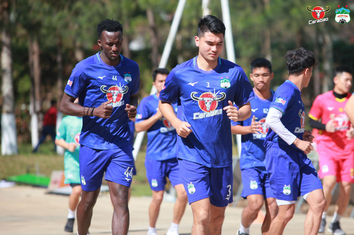 Tin tối (27/1): HAGL sở hữu đội hình đắt thứ 9 tại V.League 2023 - Ảnh 1.