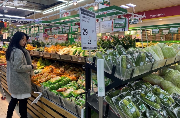 Sau Tết, hàng hóa đầy ắp siêu thị, chợ Hà Nội, giá ổn định - Ảnh 1.