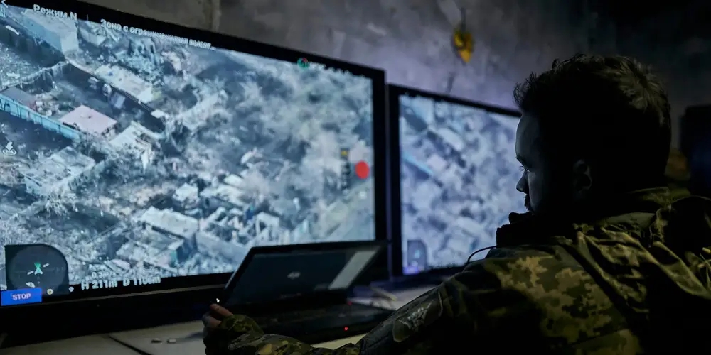 Một người lính Ukraine xem nguồn cấp dữ liệu bằng máy bay không người lái từ một trung tâm chỉ huy dưới lòng đất ở Bakhmut, vùng Donetsk, Ukraine, ngày 25 tháng 12 năm 2022. Ảnh: @Libkos/AP.