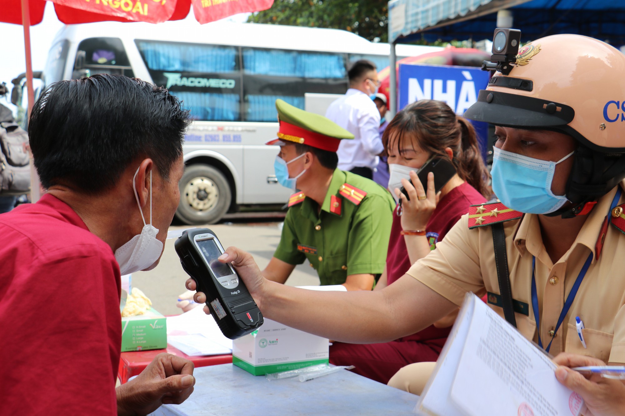 TP.HCM có hơn một ngàn trường hợp vi phạm an toàn giao thông bị xử phạt - Ảnh 1.