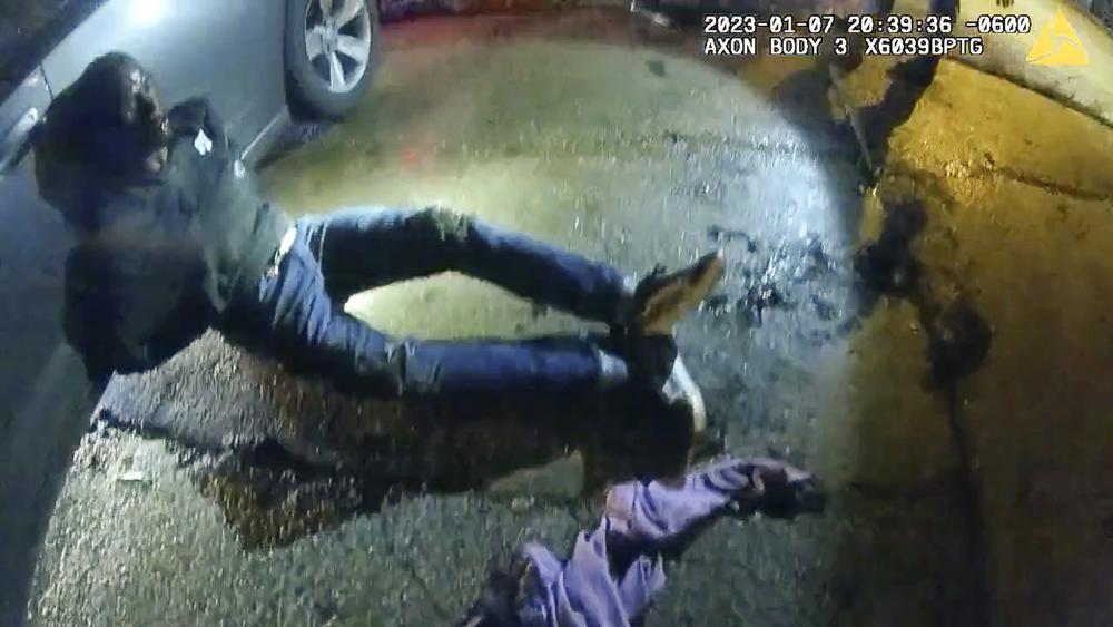 Nước Mỹ rúng động với video 5 cảnh sát đánh đập dã man người lái xe mô tô - Ảnh 1.