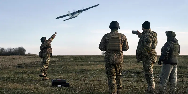 Binh sĩ Ukraine phóng máy bay không người lái vào các vị trí của Nga gần Bakhmut, vùng Donetsk, Ukraine, ngày 15/12/2022. Ảnh: @AFP.