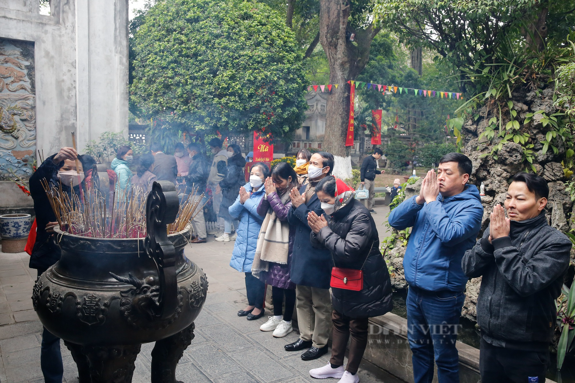 4 ngôi đền thiêng đất kinh thành Thăng Long thu hút người dân đi lễ đầu năm - Ảnh 3.