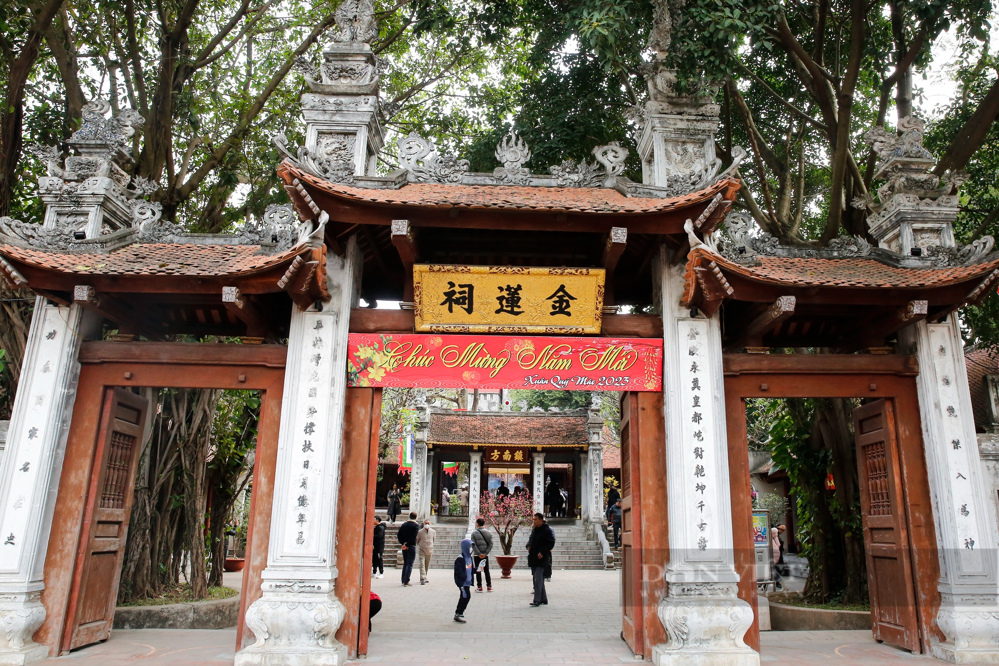 4 ngôi đền thiêng đất kinh thành Thăng Long thu hút người dân đi lễ đầu năm - Ảnh 7.