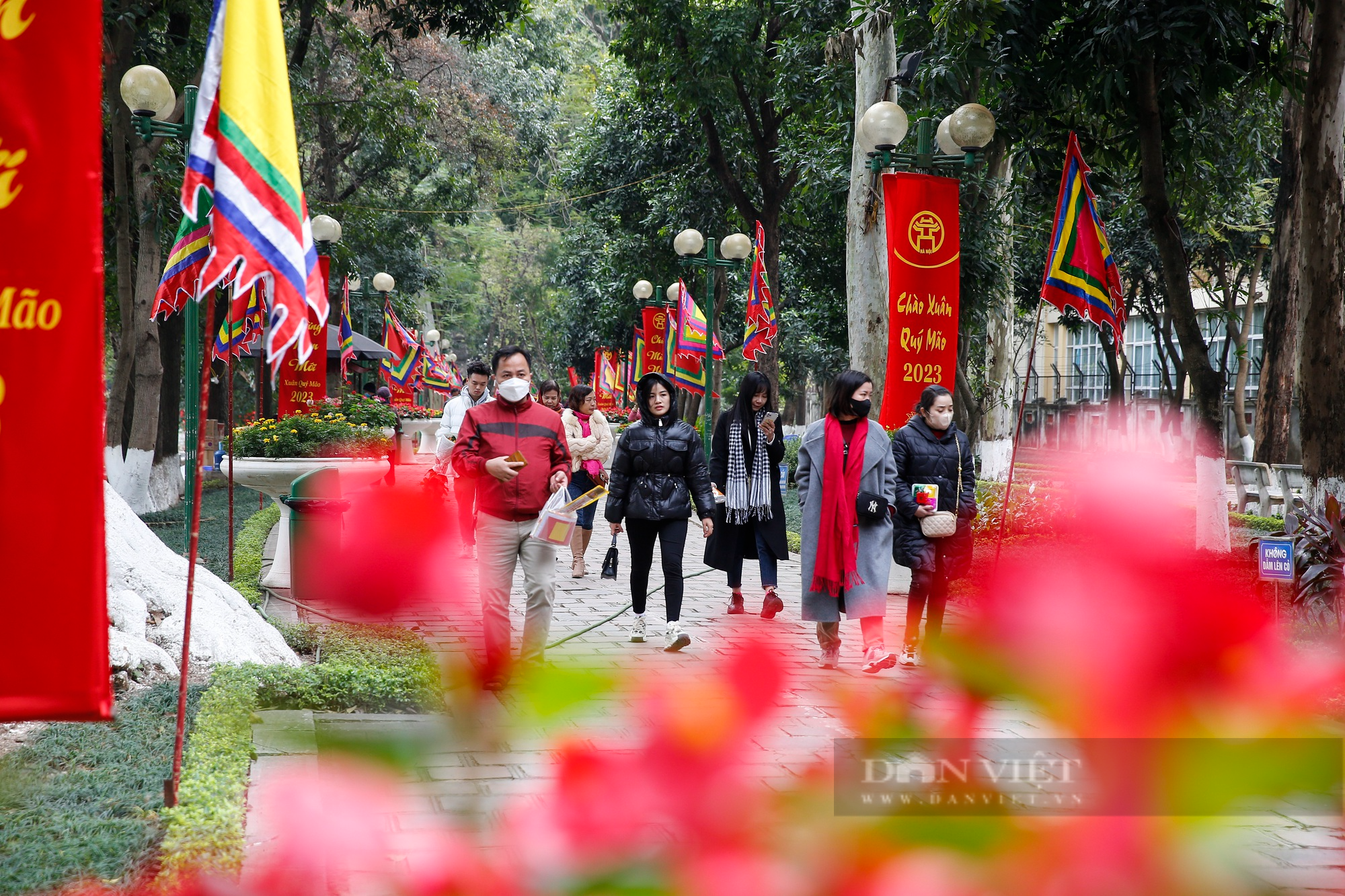 4 ngôi đền thiêng đất kinh thành Thăng Long thu hút người dân đi lễ đầu năm - Ảnh 13.