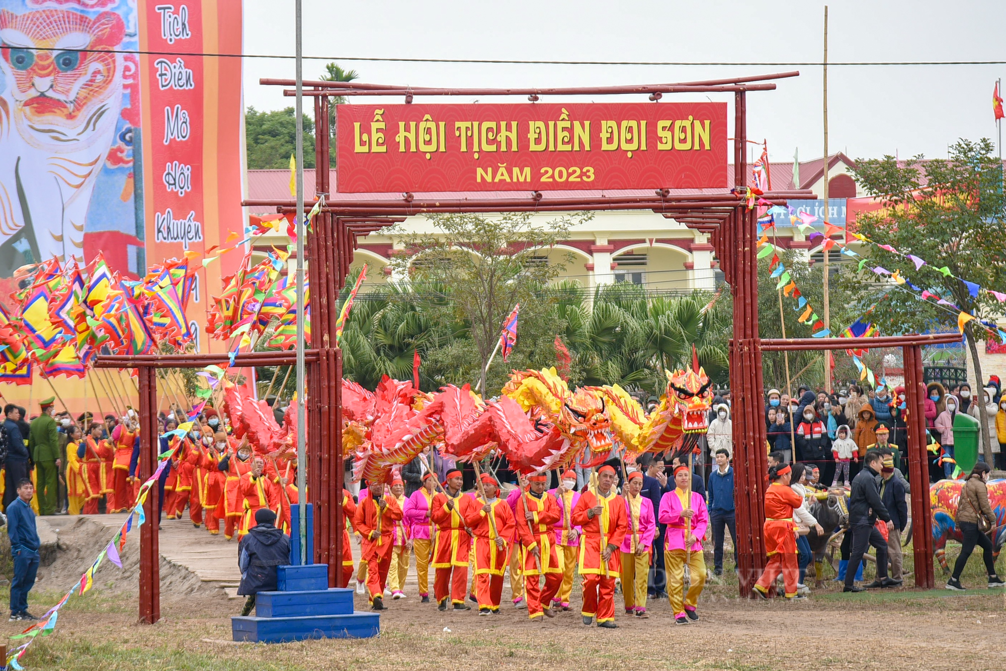 Lão nông hơn 70 tuổi trong vai vua đi cáy tại lễ hội Tịch điền - Ảnh 2.