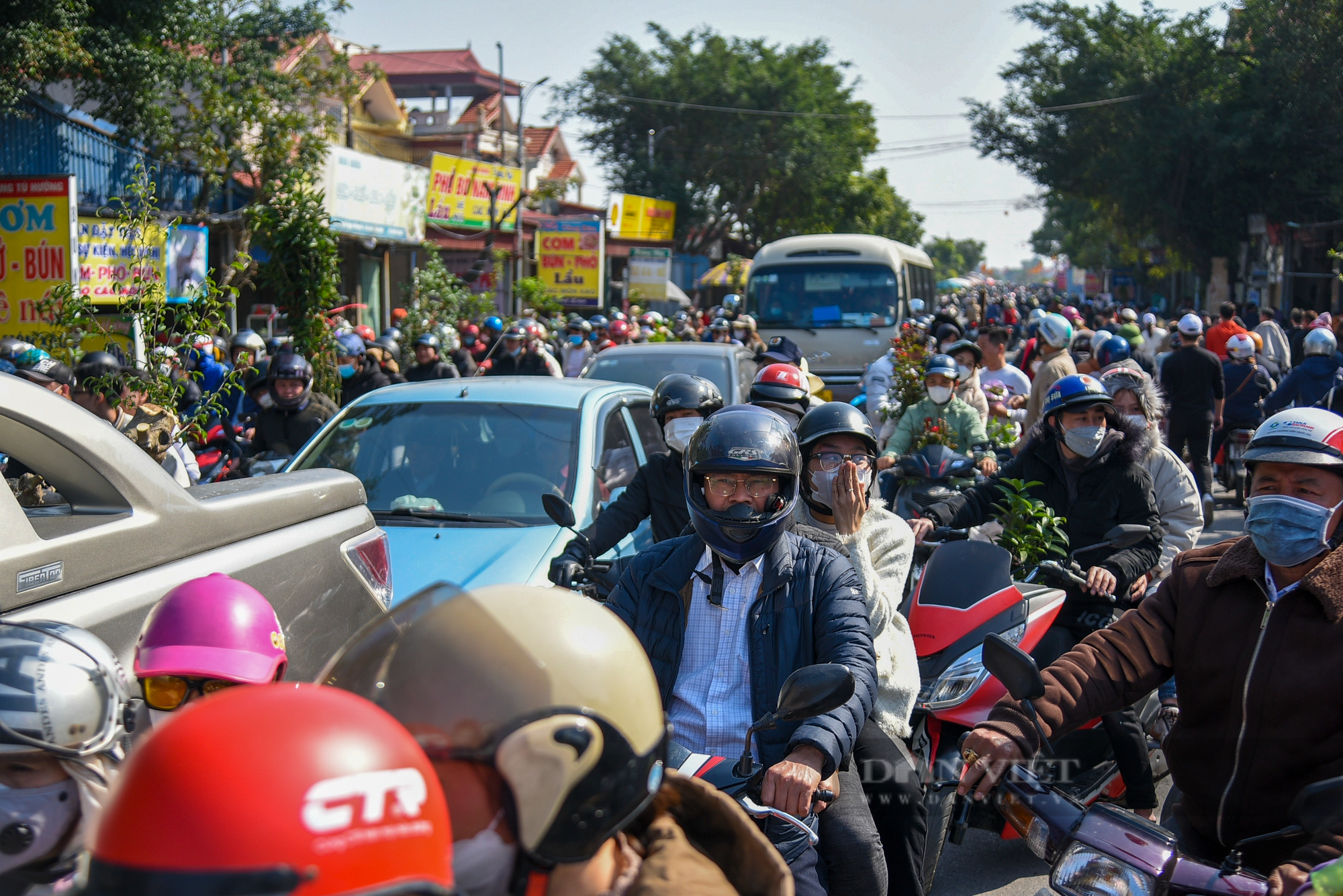 Đi chợ Viềng cầu may, dòng xe chen chúc nghẹt thở, trẻ nhỏ ngủ gật trên tay bố mẹ - Ảnh 3.