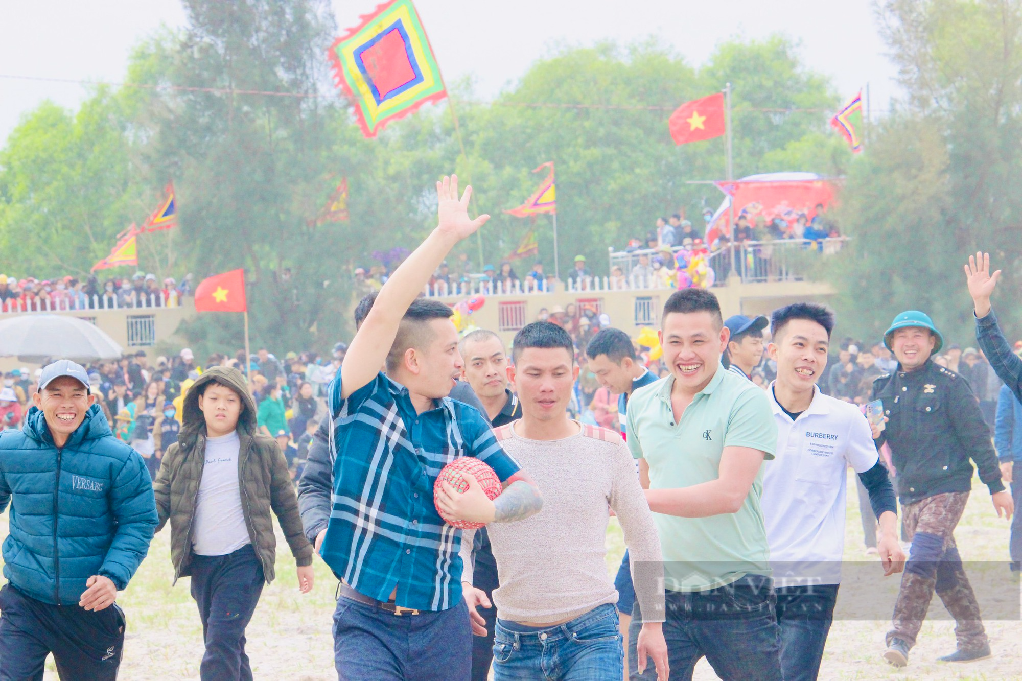 Hàng chục trai tráng lao vào tranh nhau quả cầu trong Lễ hội Khai Hạ ở Quảng Bình - Ảnh 2.