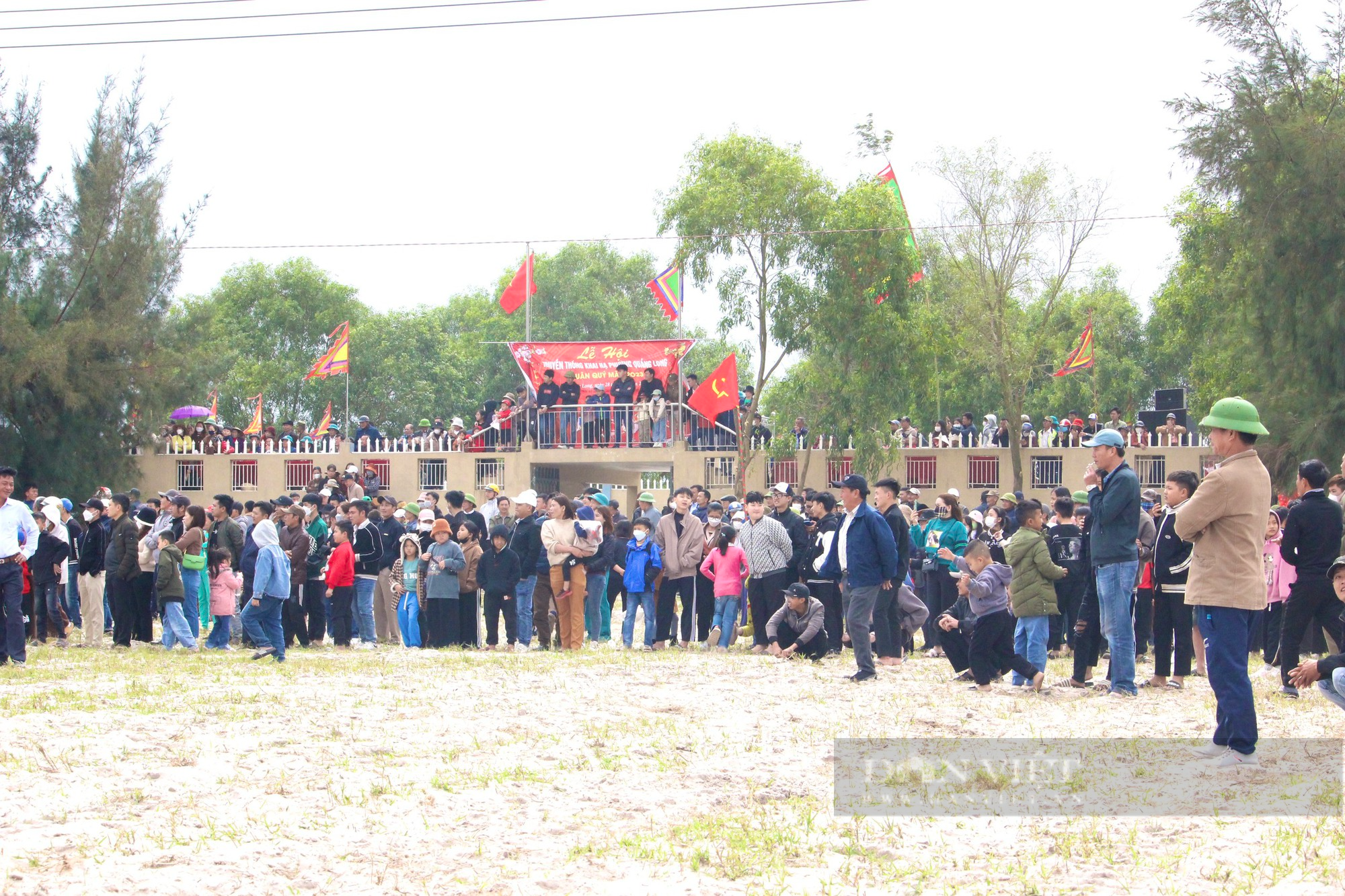 Hàng chục trai tráng lao vào tranh nhau quả cầu trong Lễ hội Khai Hạ ở Quảng Bình - Ảnh 7.