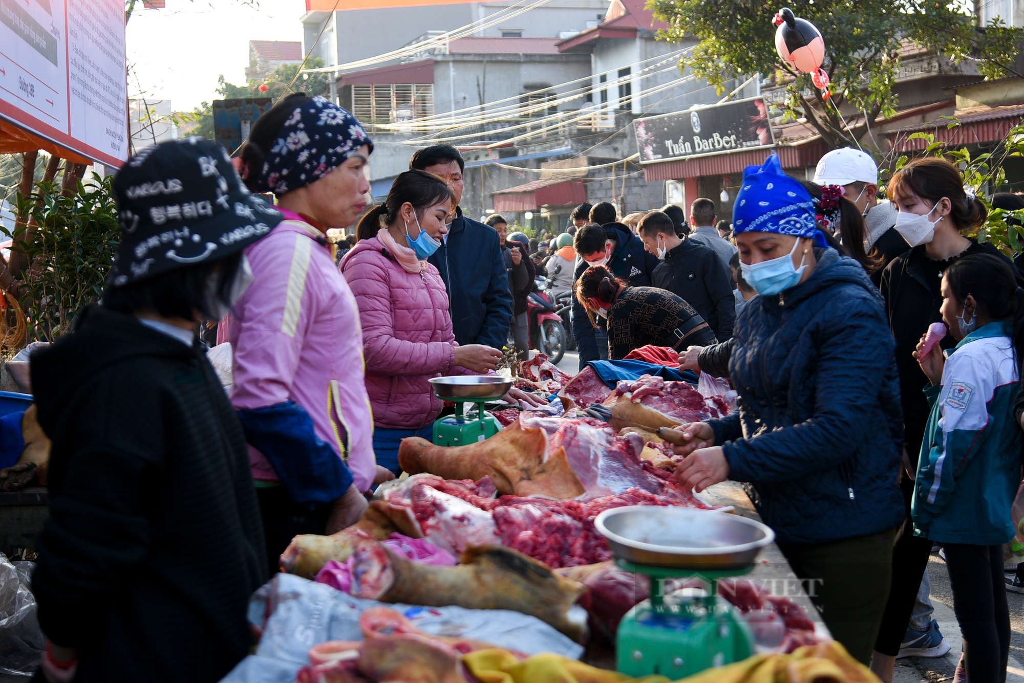 Đi chợ Viềng, mua đồ cổ và thịt bò 300.000 đồng/kg - Ảnh 2.