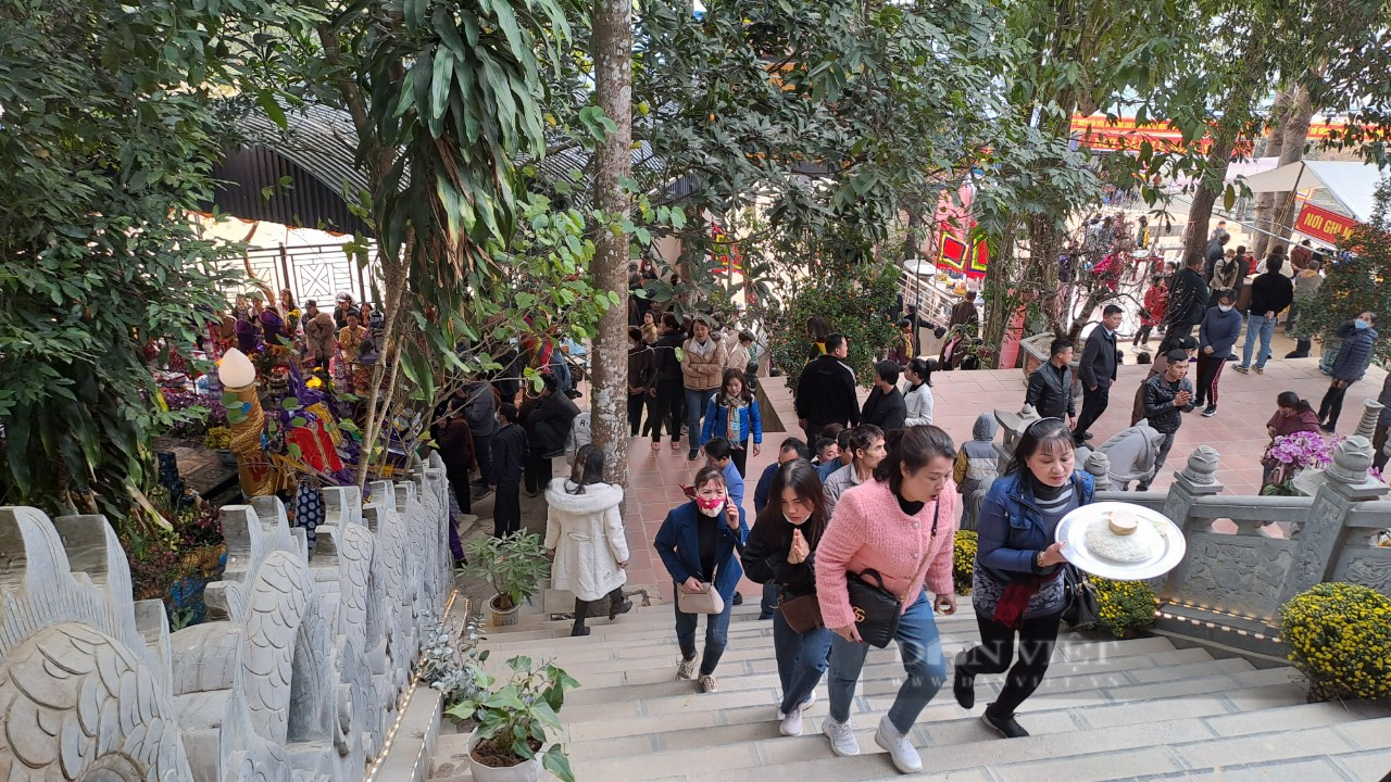 Đền Hoàng Bẩy Đá Thiên (Thái Nguyên) đón hàng vạn lượt du khách đến chiêm bái mỗi ngày trong dịp đầu xuân năm mới - Ảnh 5.