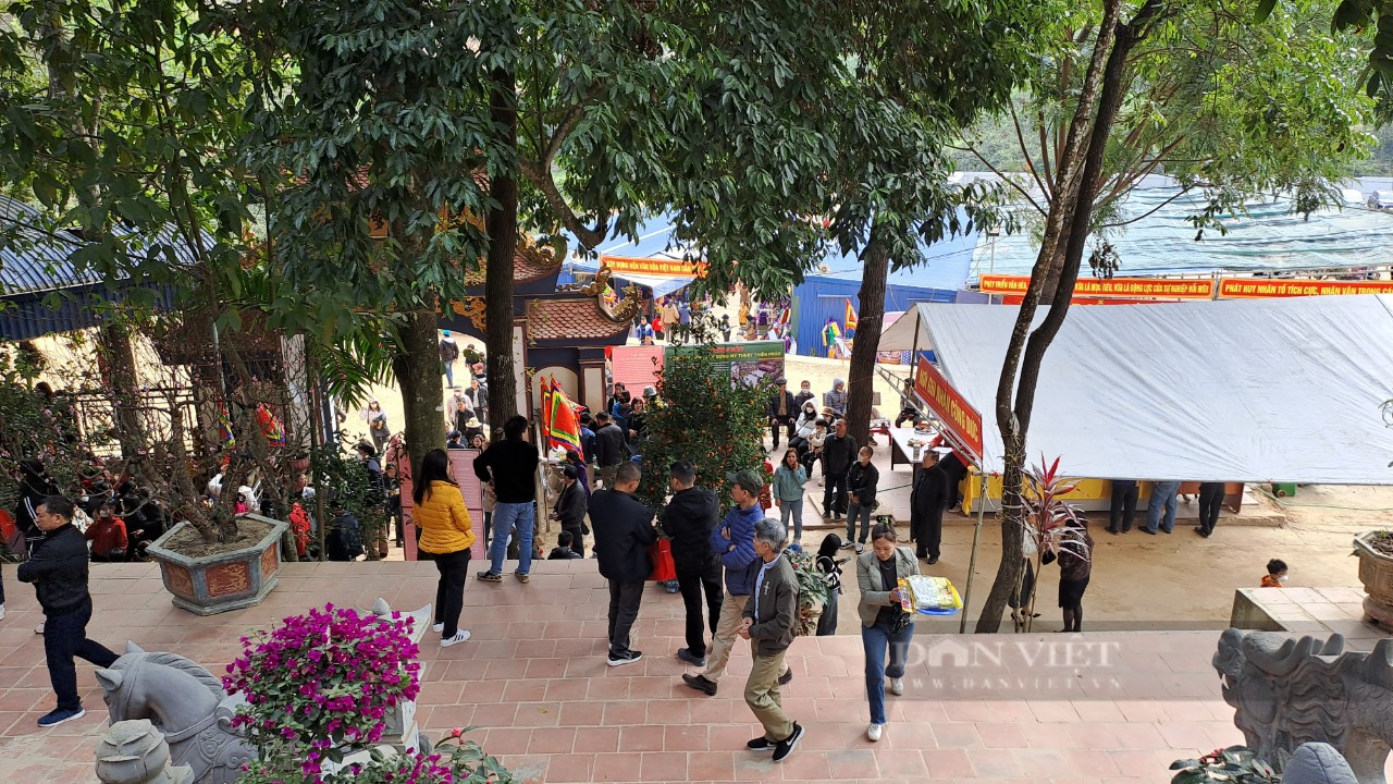 Đền Hoàng Bẩy Đá Thiên (Thái Nguyên) đón hàng vạn lượt du khách đến chiêm bái mỗi ngày trong dịp đầu xuân năm mới - Ảnh 6.