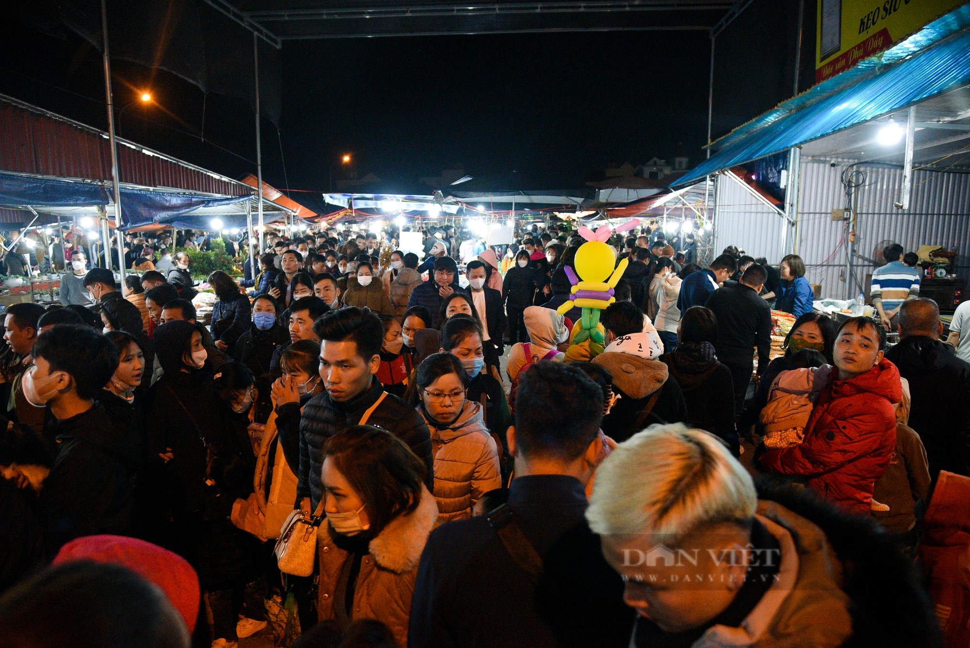 Hàng chục nghìn người chen chúc dâng lễ cầu may ở chợ Viềng - Phủ Dầy lúc nửa đêm - Ảnh 2.