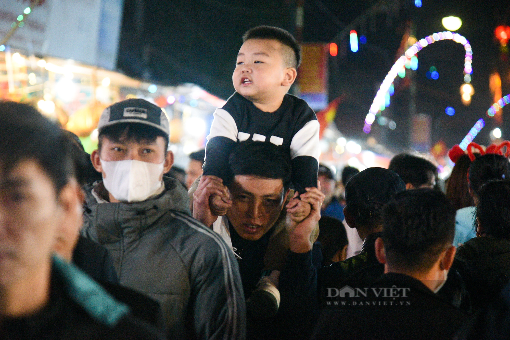 Hàng chục nghìn người chen chúc dâng lễ cầu may ở chợ Viềng - Phủ Dầy lúc nửa đêm - Ảnh 3.